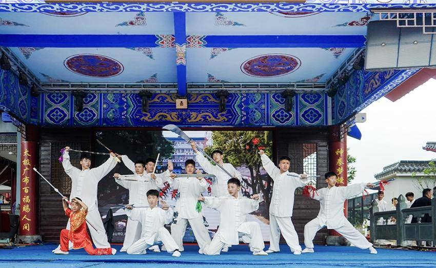武当山武术展演吸引下山游客驻足观看(1)(1)(1).docx