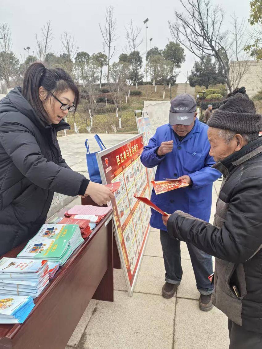法治年货暖民心 普法惠民迎新春.doc
