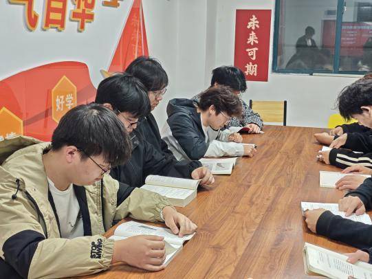 湖北文理学院理工学院:三月春风暖人心 雷锋精神伴我行.docx