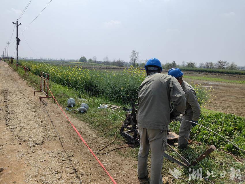抢抓晴好攻坚时 加装防雷护民生.doc