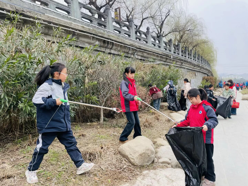 3 武当山特区中小学开展学雷锋日主题志愿服务活动.docx