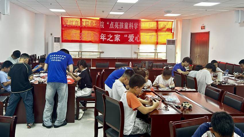 从“看热闹”到“动手造”：青年之家成了孩子们的“科学乐园”——“点亮孩童科学梦”科创夏令营青年之家教学点持续开展(1).docx