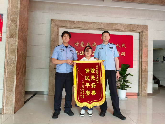 20260610 三面锦旗背后，是民警滚烫的心.doc