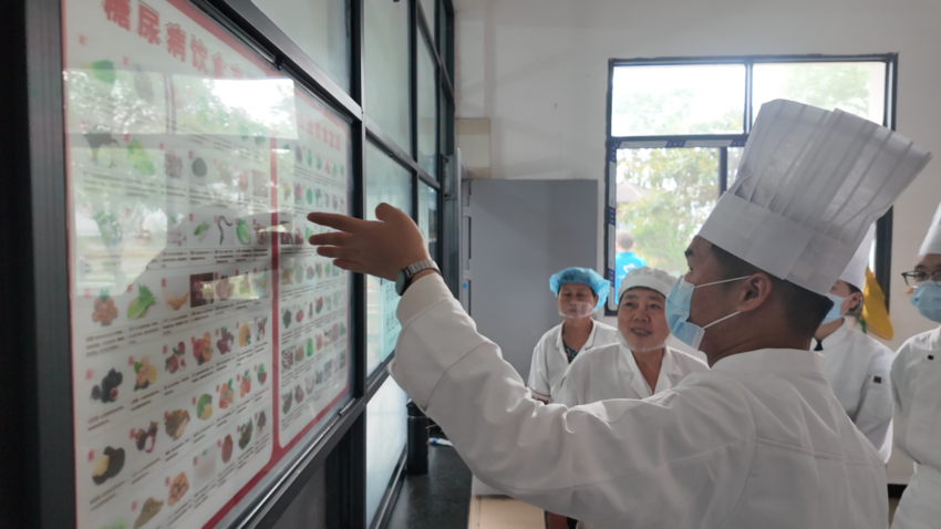 首个民族团结进步宣传周·月满中秋暖桑榆 食养敬老传温情——“小经星”志愿服务队赴九久敬老院开展志愿服务活动.docx