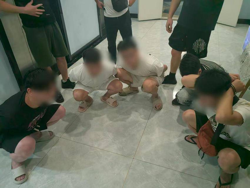 微光成炬：刑侦师徒的并肩路.docx
