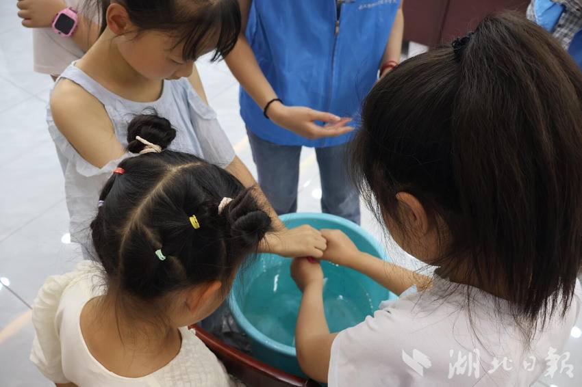 经纬织就千年韵:武纺支教团纺织科普续新篇,探秘土家织锦西兰卡普(1).docx