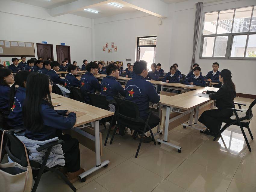 巧手布艺践环保 古韵皮影向新生——青马“仙”锋志愿服务队以无纺布为媒，筑无废仙桃 地方产业与文化融合的环保实践(1).docx