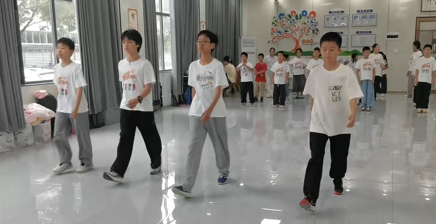 把T台“搬进”车间——武纺“00后”帅小伙带着时尚课堂走进企业托管班.docx