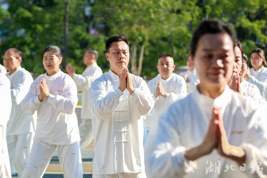 专注练习的队员。