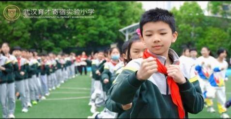 活力全开！武汉育才寄宿实验小学春季运动会以“兔子舞”欢乐开场.docx