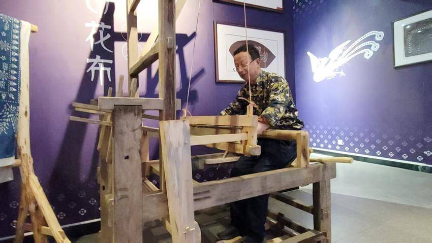 天门木雕非遗传承人周国庭：捐赠百年织布机 让非遗活态传承.docx
