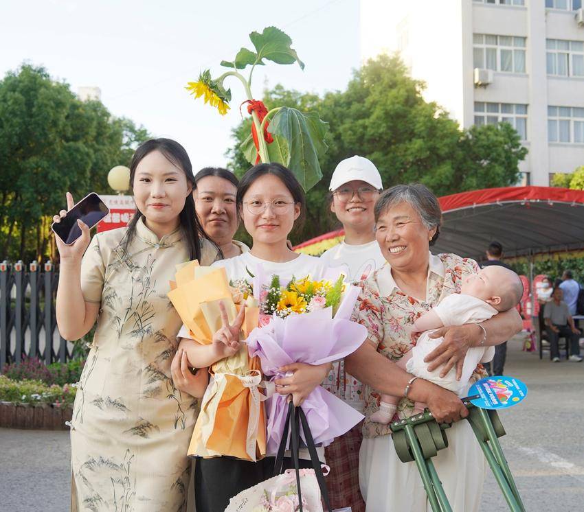 多图直击2026年天门高考暖心瞬间.docx