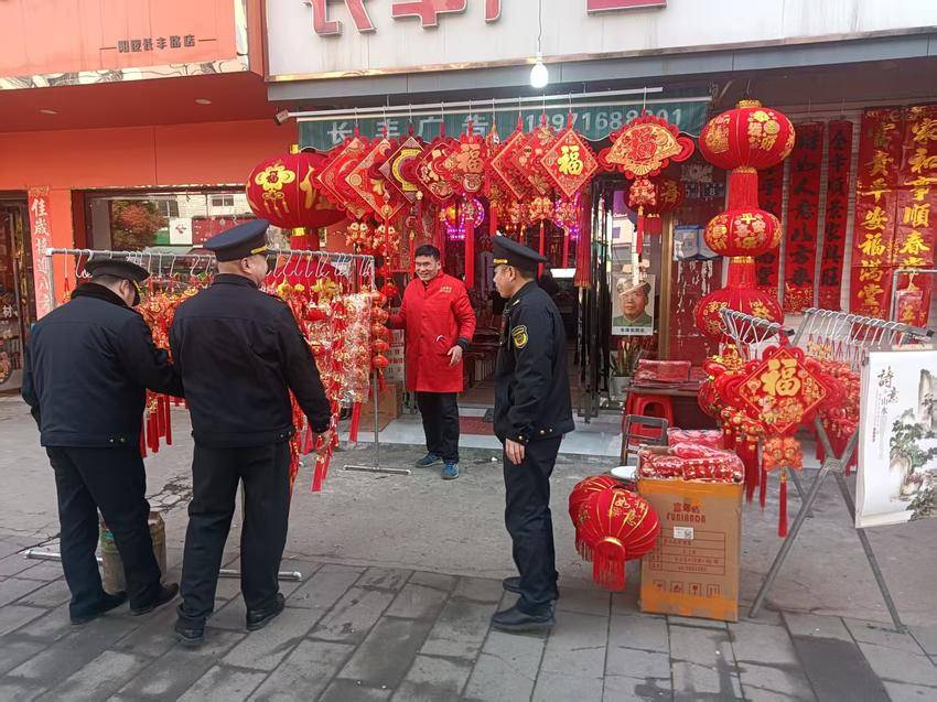 “疏堵结合”规范年货摊 长江新区阳逻街 12个临时销售点让年味与文明同行（新闻稿）(1).doc