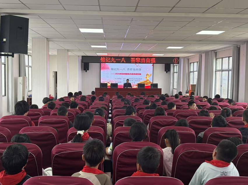 图为退役老兵在学校为学生进行宣讲