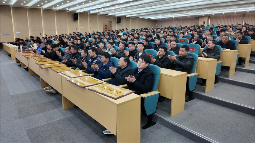 3.4-凝心聚力谋发展 真抓实干开新局.docx