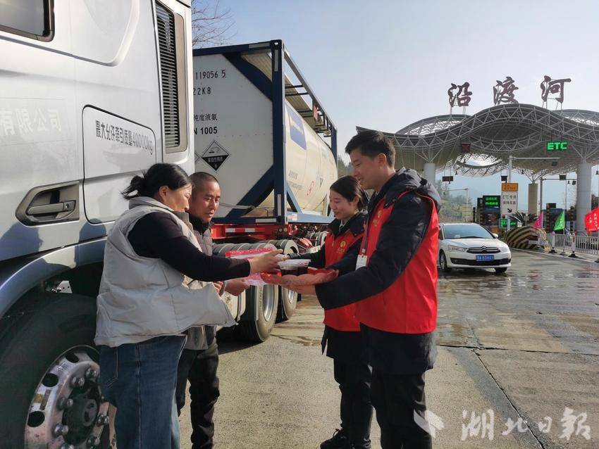 以匠心服务交卷，用暖心守护作答——宜昌运营公司圆满完成2026年春运保通保畅任务(1).docx