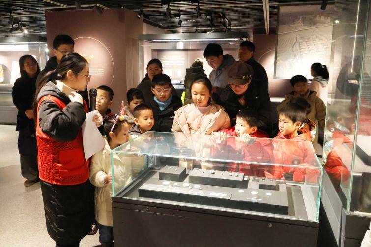 骏彩非遗润童心 文博纳福迎新春——天门市博物馆亲子文化体验活动圆满举行.docx