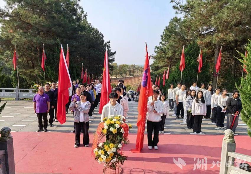 缅怀革命先烈，激扬青春力量（梁子湖高中开展清明节祭英烈主题党团活动）.docx