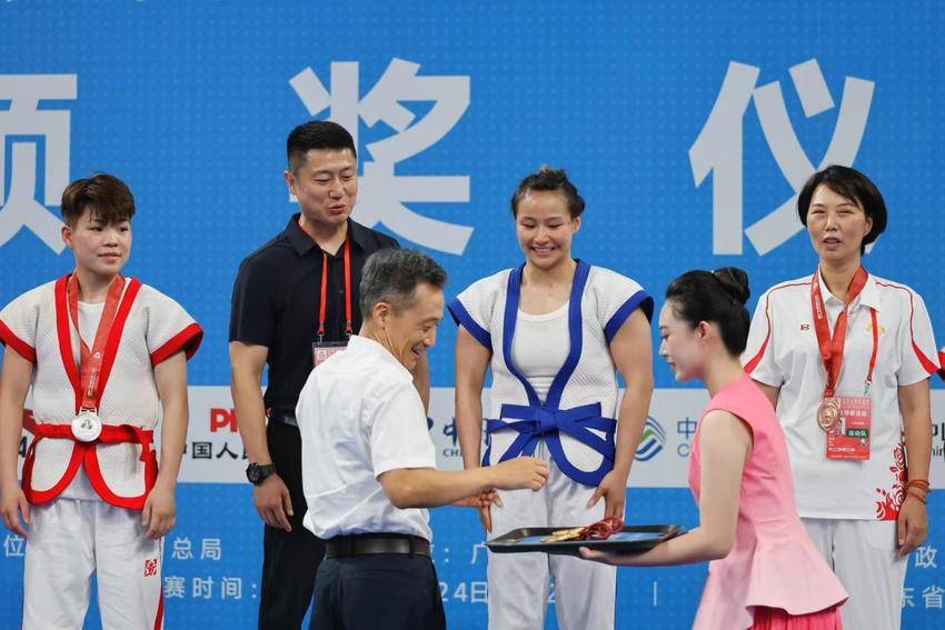 “她”力量绽放！--小记武汉体育学院中国式摔跤队余欢欢.docx