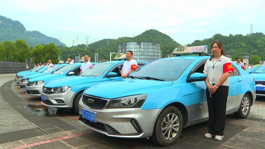 【图文】爱心送考再出发  宜昌长阳60名出租车司机为梦护航.doc