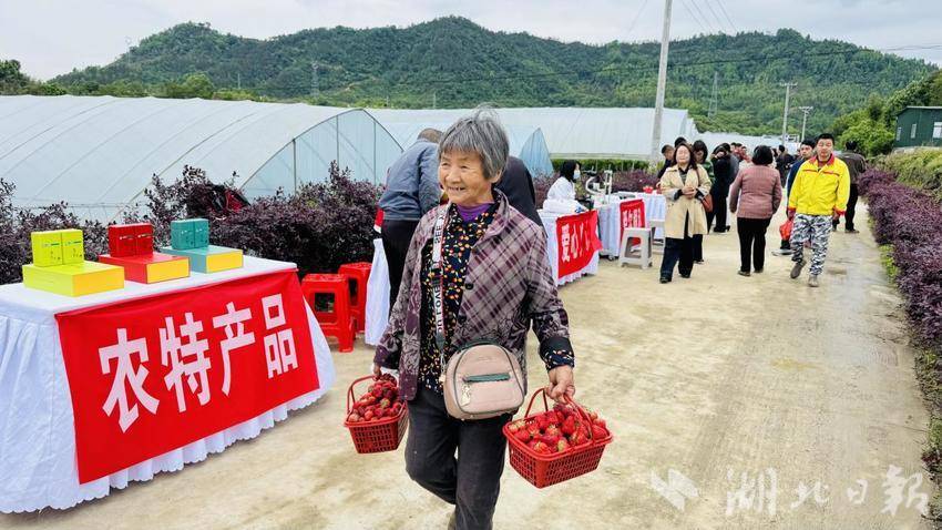 践行文明条例 共育城乡文明——罗田县匡河镇“六进六送”文明实践活动走进文斗河村、朝阳果蔬基地(1).docx