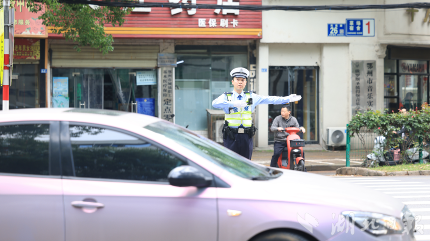 交警疏导交通