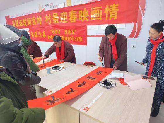 坚守一线护平安 温情服务暖新春.docx