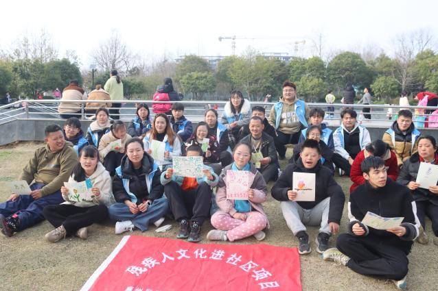 湖北文理学院理工学院:三月春风暖人心 雷锋精神伴我行.docx