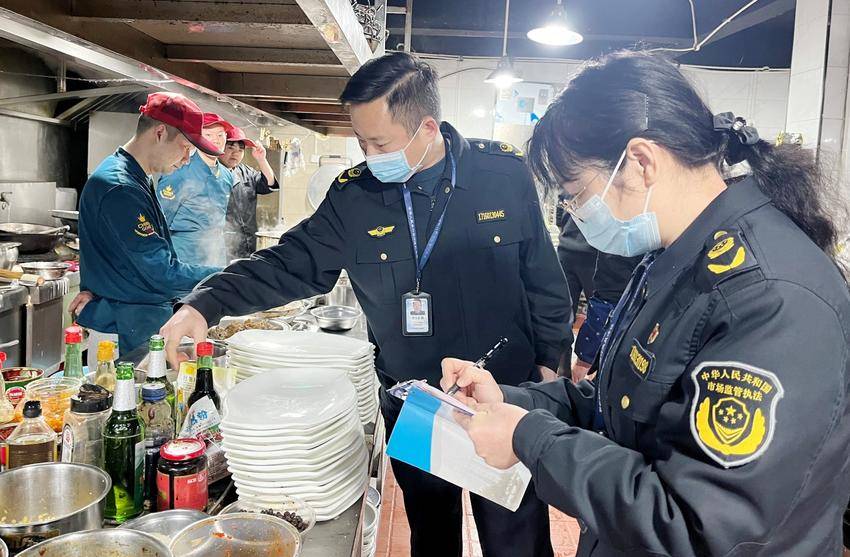 守护“云端”餐桌，筑牢“舌尖”防线——我市开展网络餐饮食品安全专项行动纪实.docx