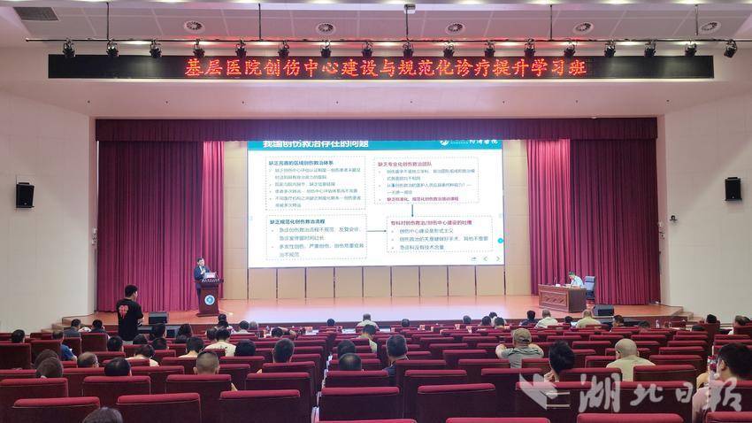 授牌仪式后举行学术交流和培训学习