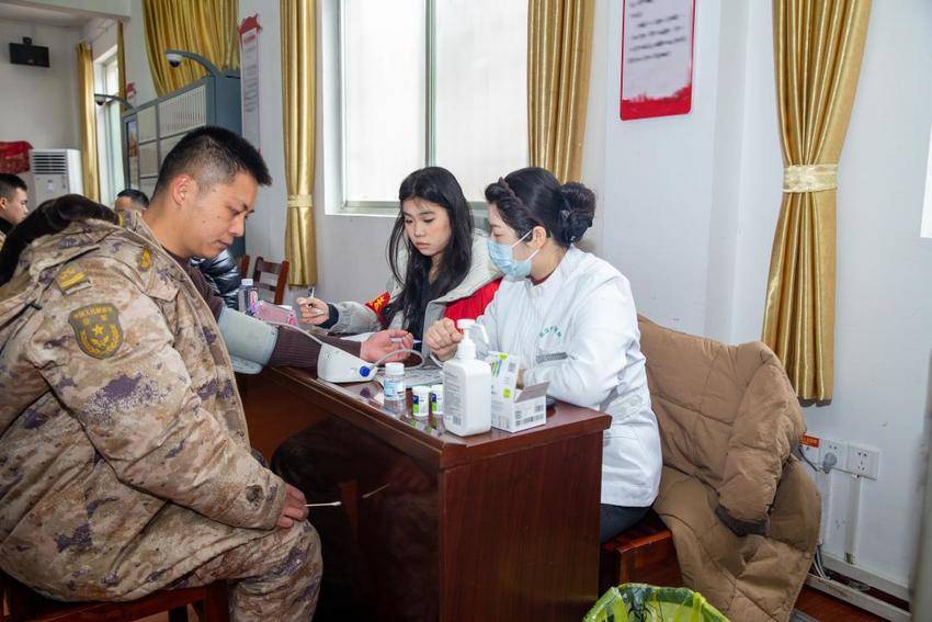 军地联动促融合 义诊服务暖军心.docx