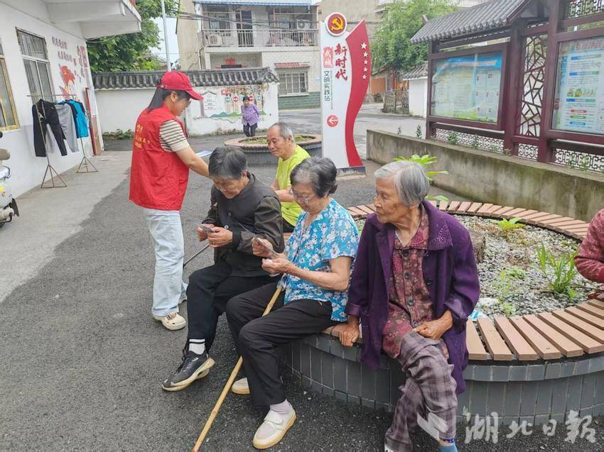 义剪暖心传温情 安全守护伴银龄.docx