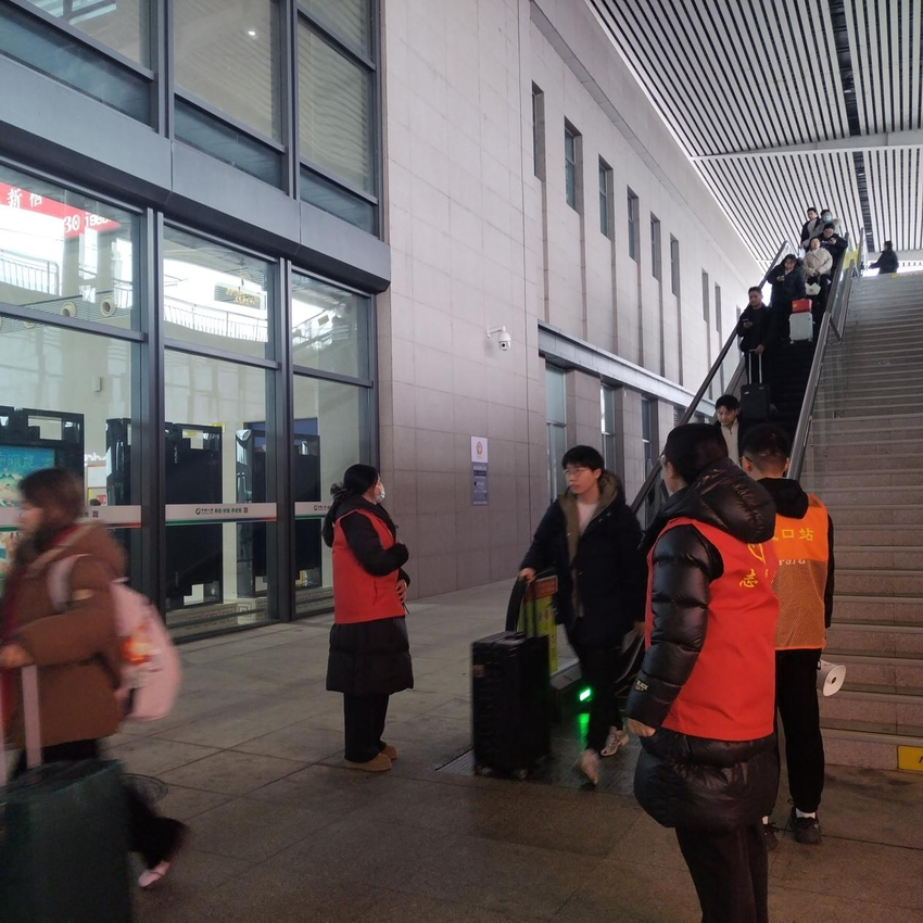 坚守一线护平安 温情服务暖新春.docx