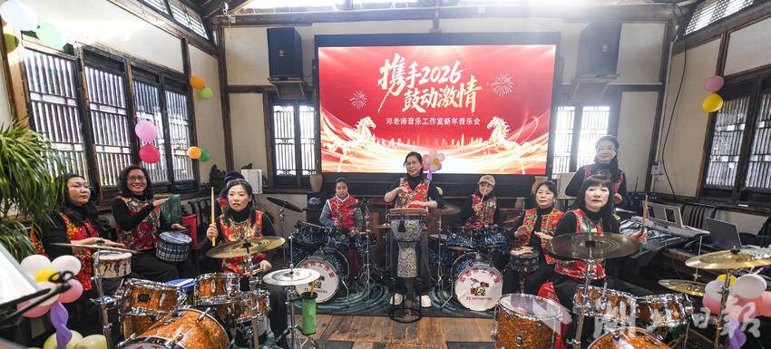 嘉鱼湖地野藕游客鼓乐齐鸣迎新春(1).doc