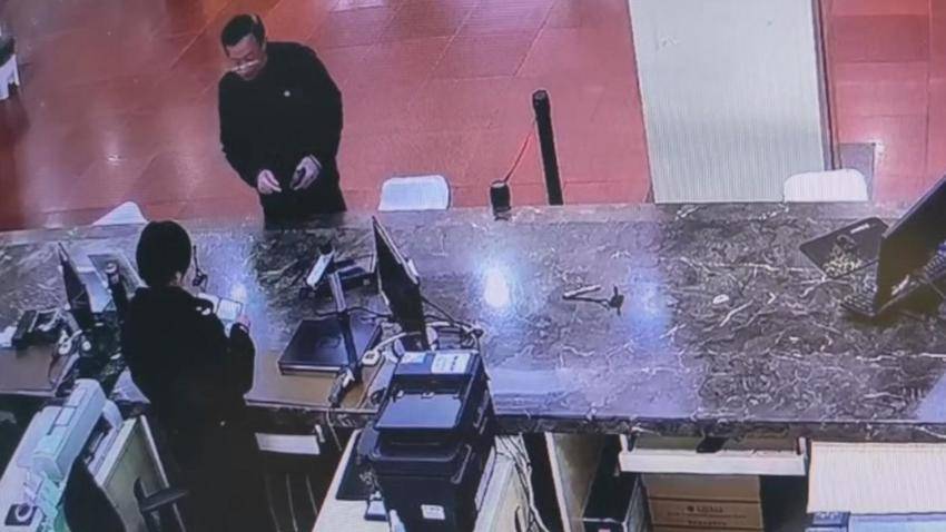 七旬老人返乡换证遇担忧  青山交警暖心服务获手写感谢信.docx