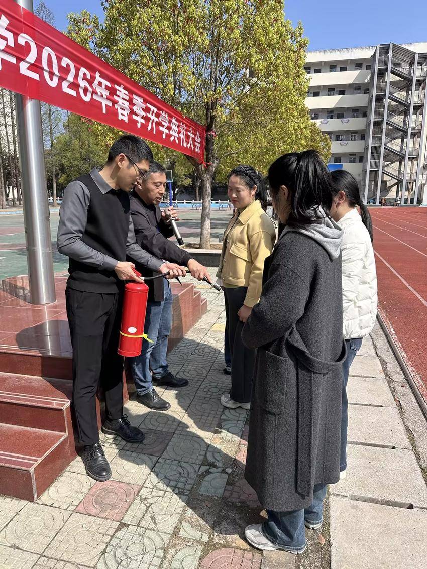 防患未“燃”筑防线 安全护航伴成长——枣阳市兴隆镇中心小学开展春季消防应急演练.docx