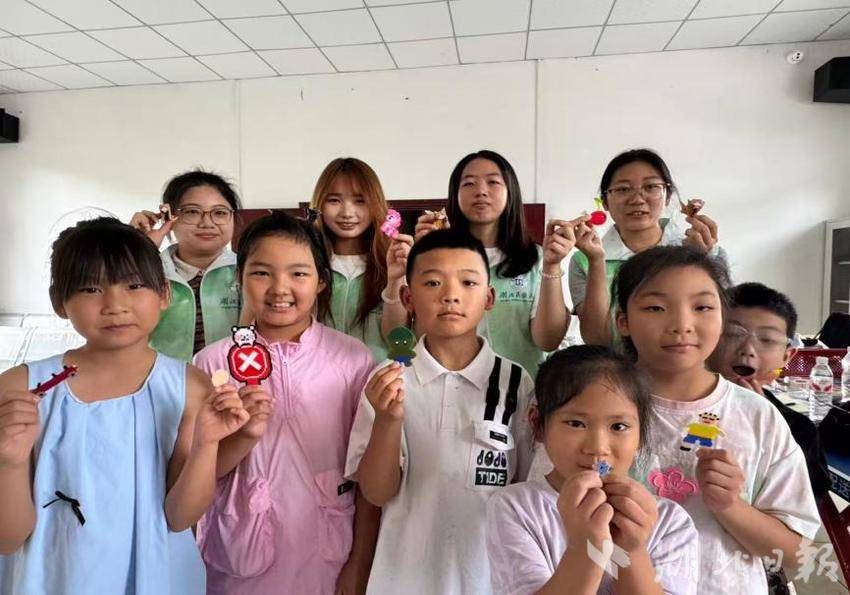 巧手筑童心，理性观热潮：湖北民族大学青禾硒语实践团开展媒介素养主题手工体验课(1).docx