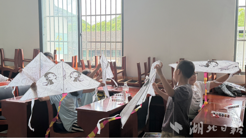 标题：纸鸢载梦，手绘童心——湖(1).docx