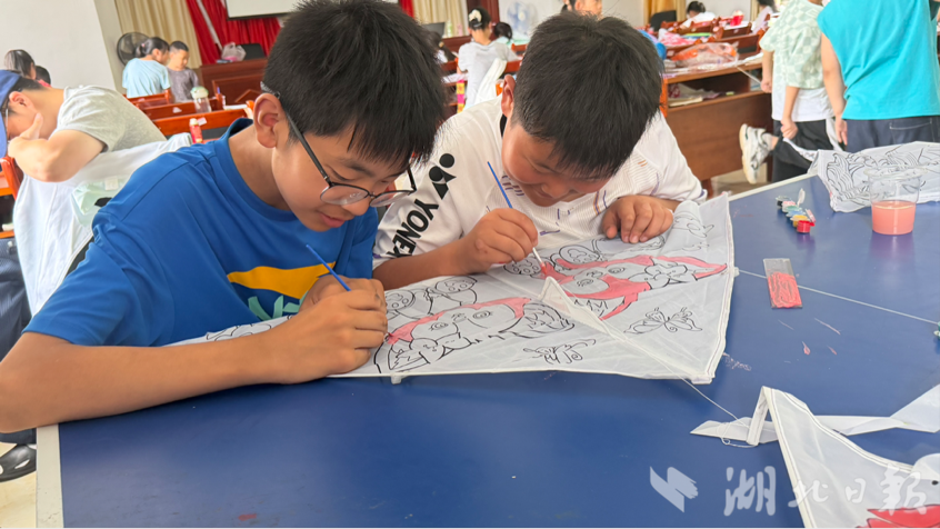 标题：纸鸢载梦，手绘童心——湖(1).docx