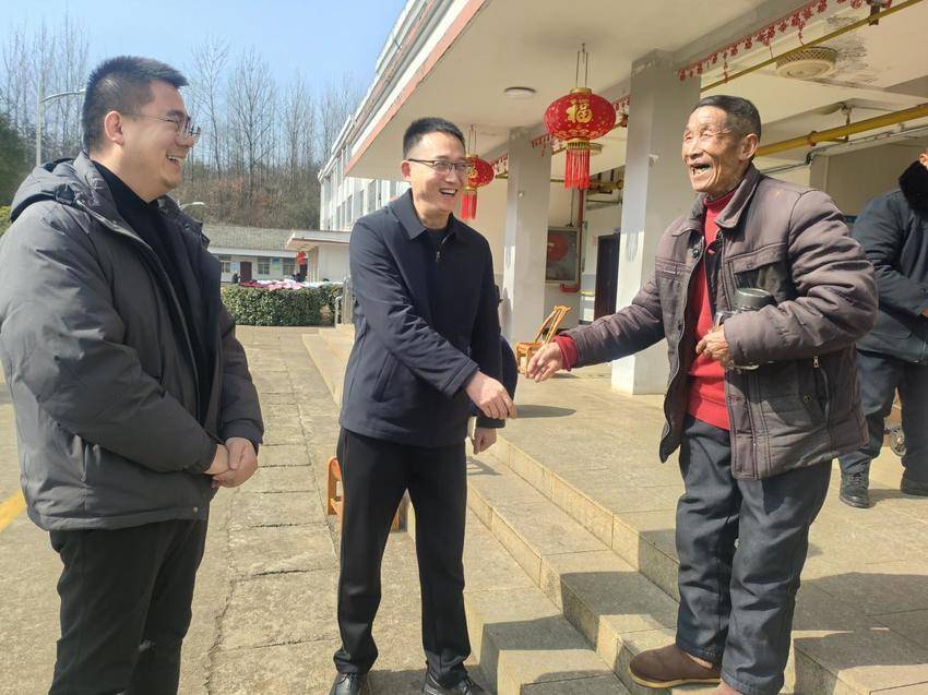 管委会、长岗镇领导与福利院老人共迎新春佳节(1).docx