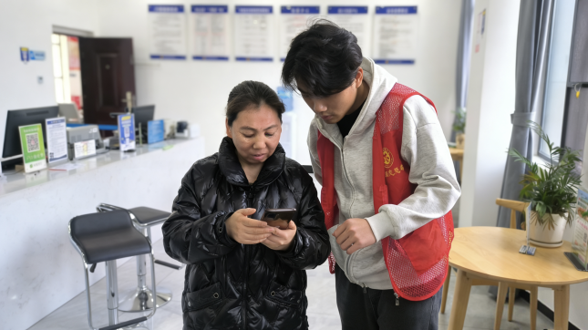 湖北文理学院理工学院:三月春风暖人心 雷锋精神伴我行.docx