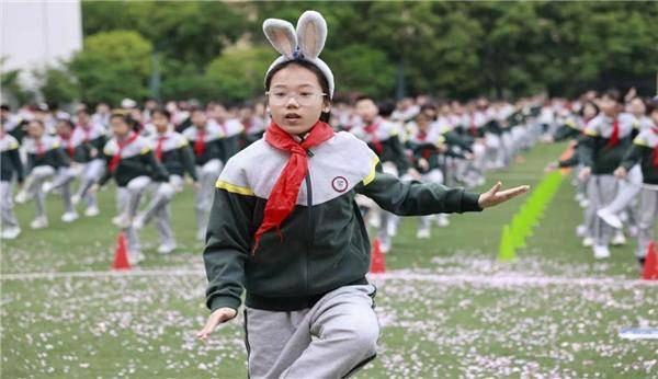 活力全开！武汉育才寄宿实验小学春季运动会以“兔子舞”欢乐开场.docx