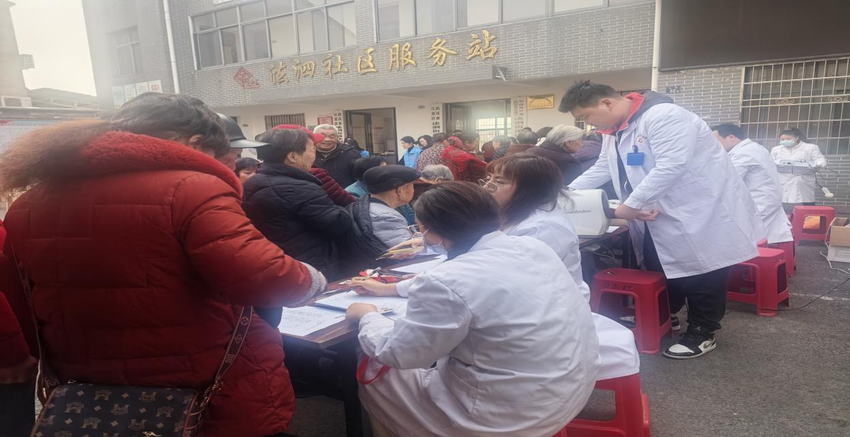 法泗社区组织“3·5”学雷锋日义诊暨普法宣传活动