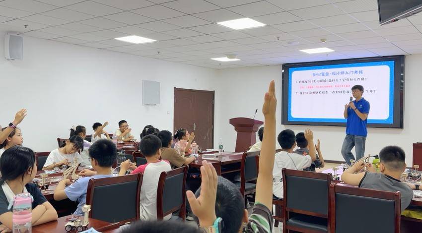 从“看热闹”到“动手造”：青年之家成了孩子们的“科学乐园”——“点亮孩童科学梦”科创夏令营青年之家教学点持续开展(1).docx