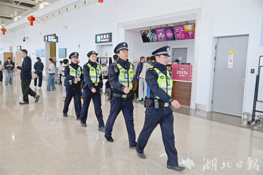 民警在机场航站楼巡逻
