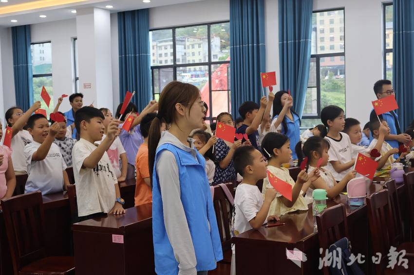 红旗伴红歌,这堂下乡红色课藏着满满爱国心意.docx