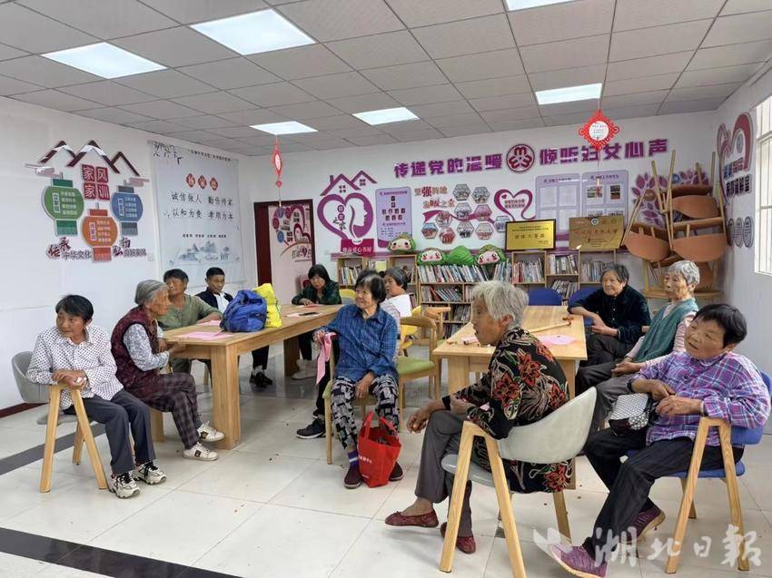 义剪暖心传温情 安全守护伴银龄.docx