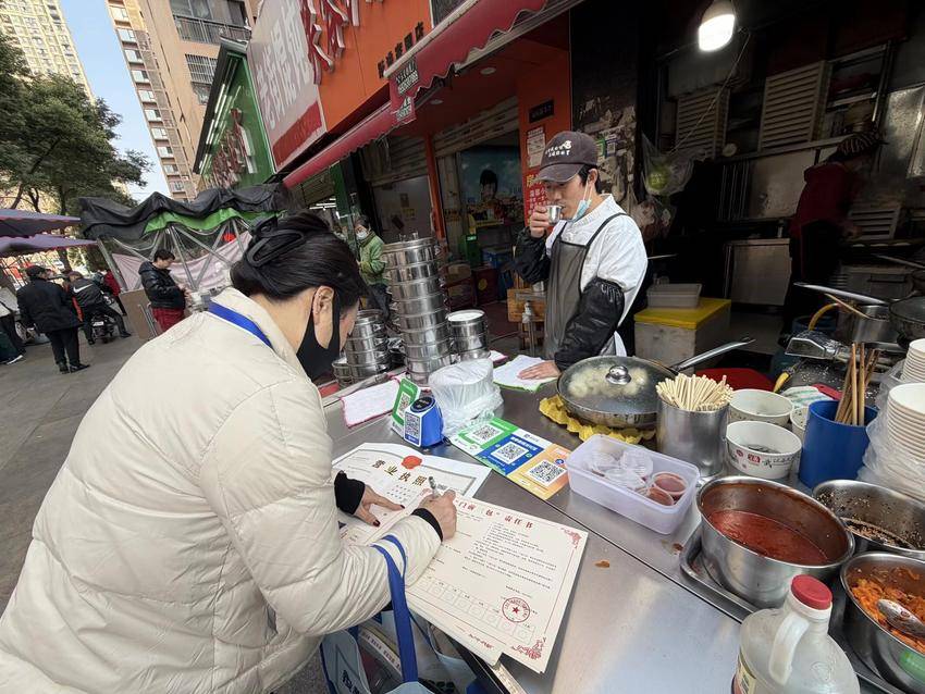 8.（湖北日报刘曼）城市管理进社区  多方联动惠民生.docx