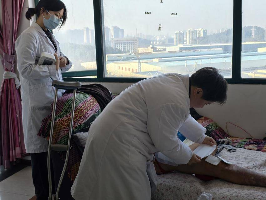 网格暖心送医上门 温情守护卧床居民.docx