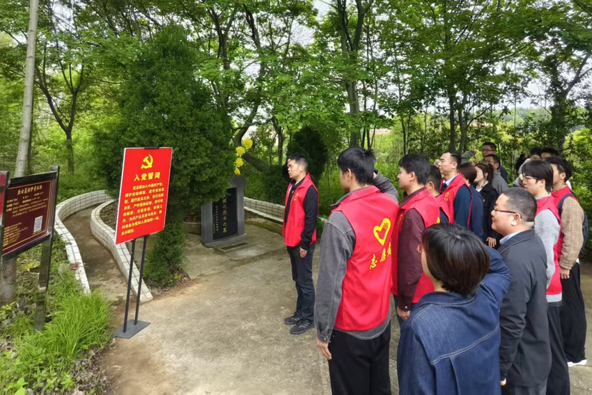 区退役军人事务局开展零散烈士墓管护暨实地微党课活动